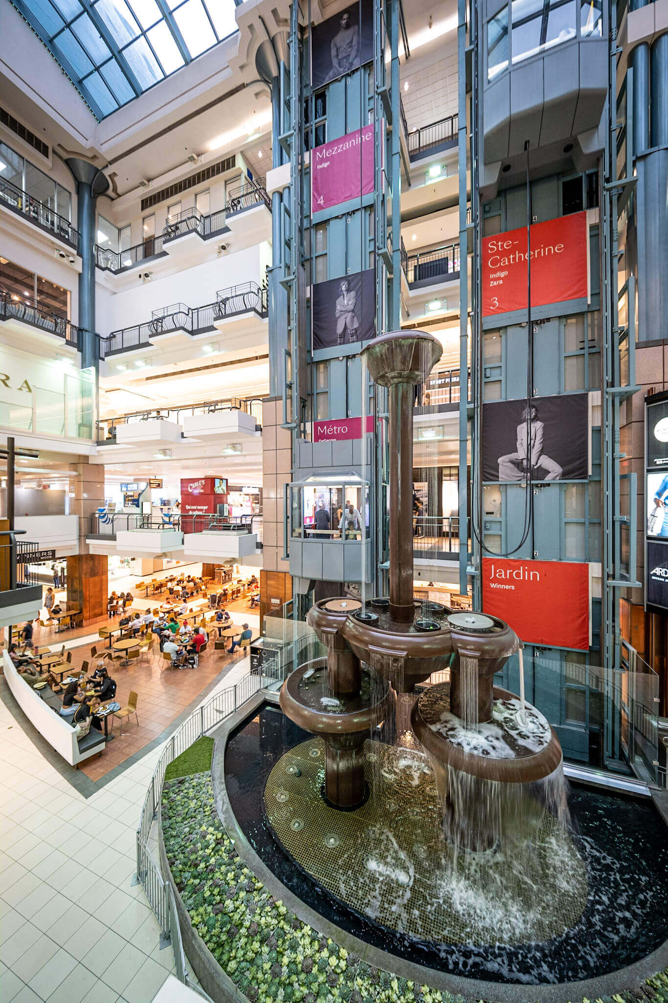 The large fountain in the atrium of Place Montreal Trust