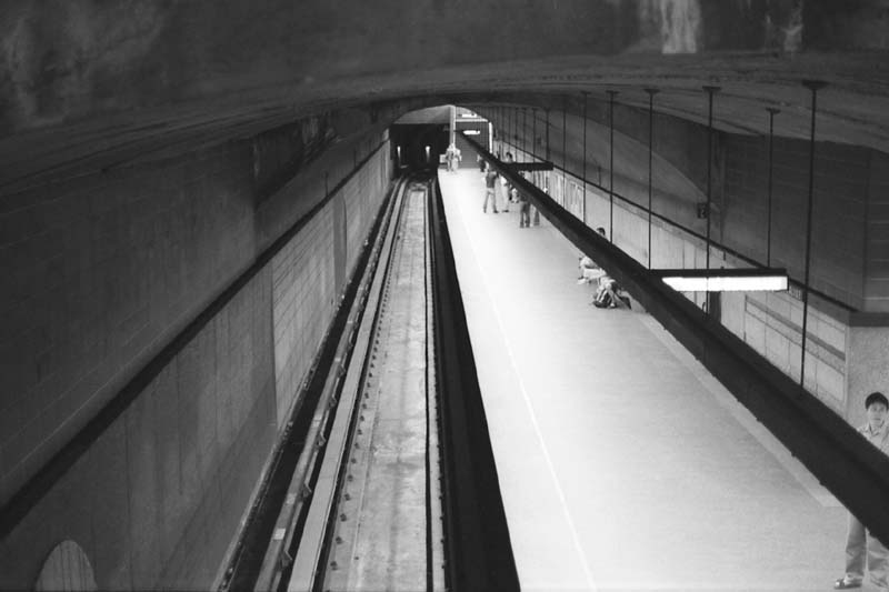 De l'Église subway station interior