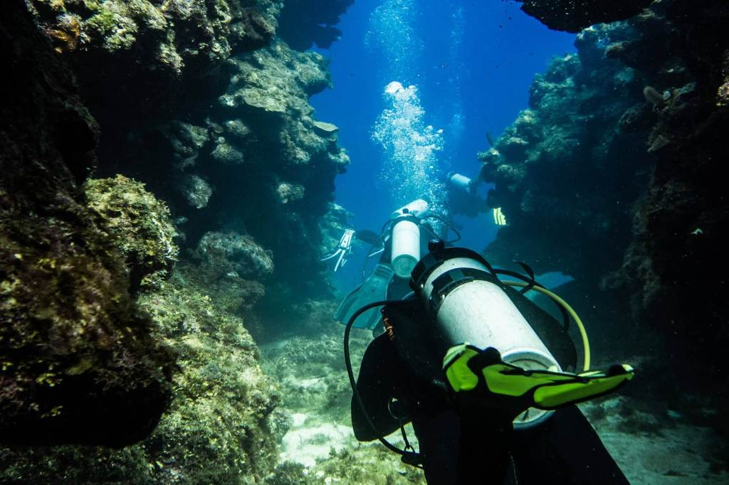 Scuba diving in the coral channels at Canyon Reef, Roatán