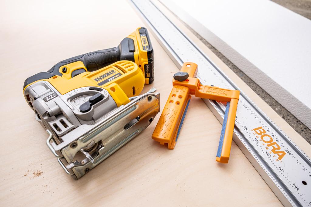 Ripping plywood with a jig saw and Bora saw guides