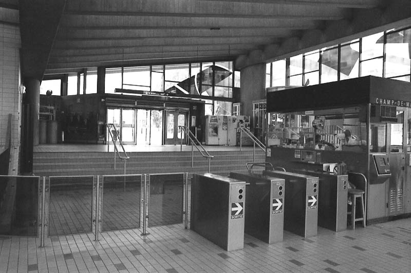 Champ-de-Mars subway station ticket gate