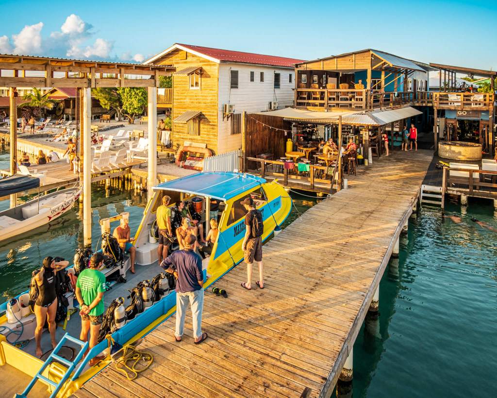 Preparing the dive boat at the Utila Dive Center