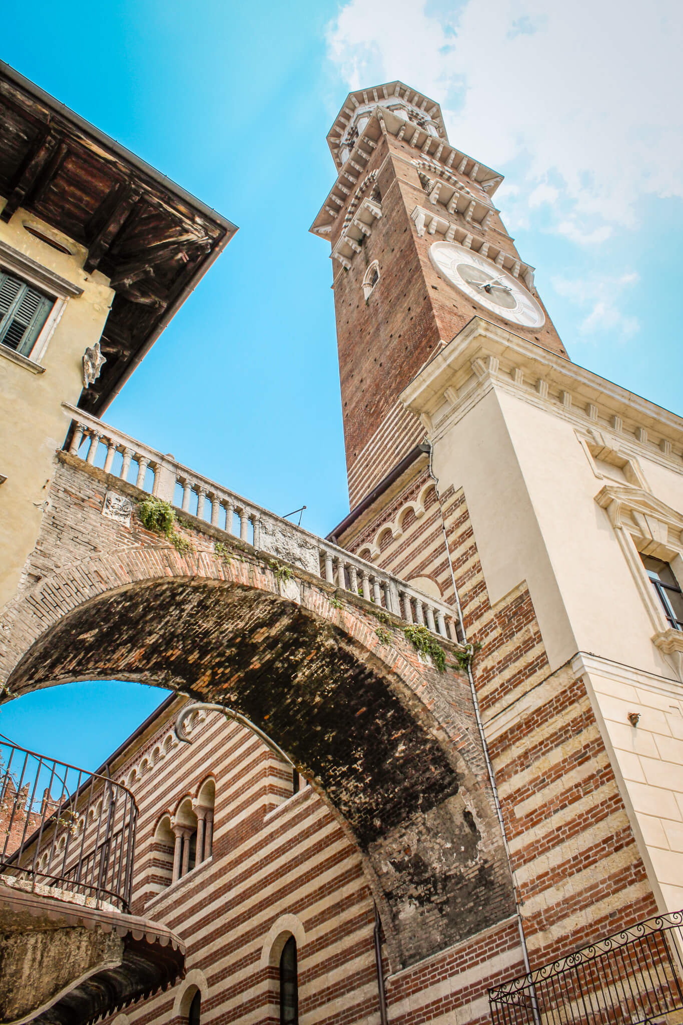 The rib bone hanging under Arco della Costa in Verona