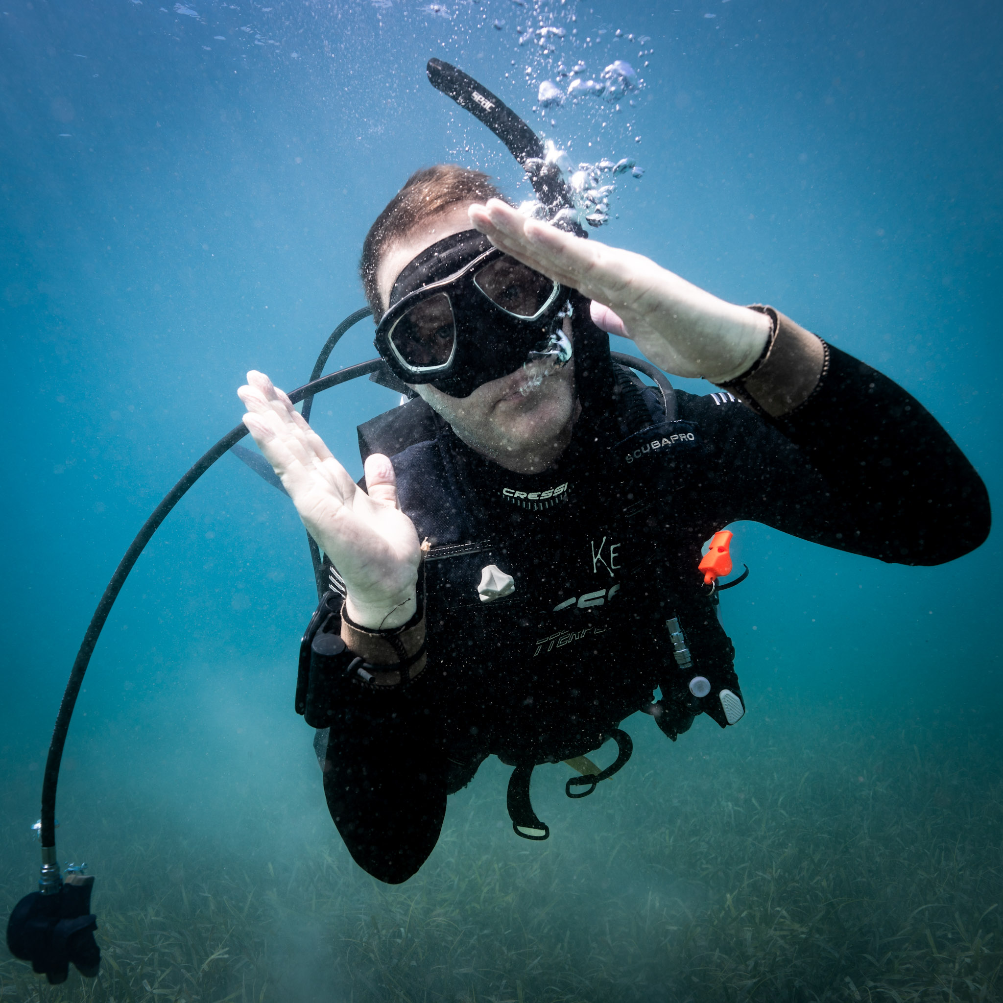 Keith demonstrating the regulator recovery skill underwater while neutrally buoyant