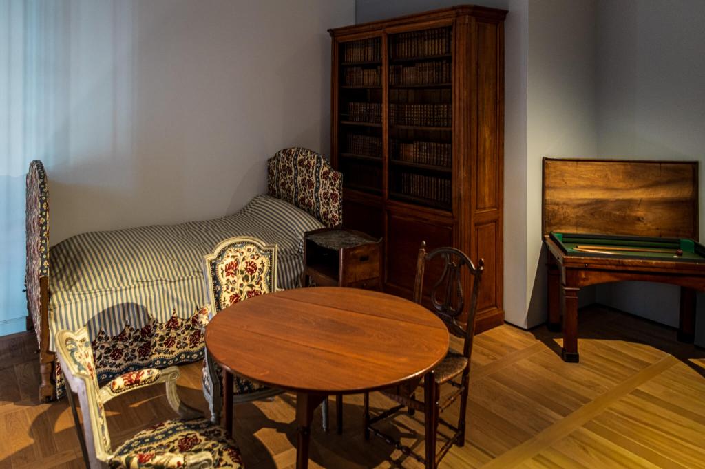 The furnishings of the prison cell of Louis XVI before his execution