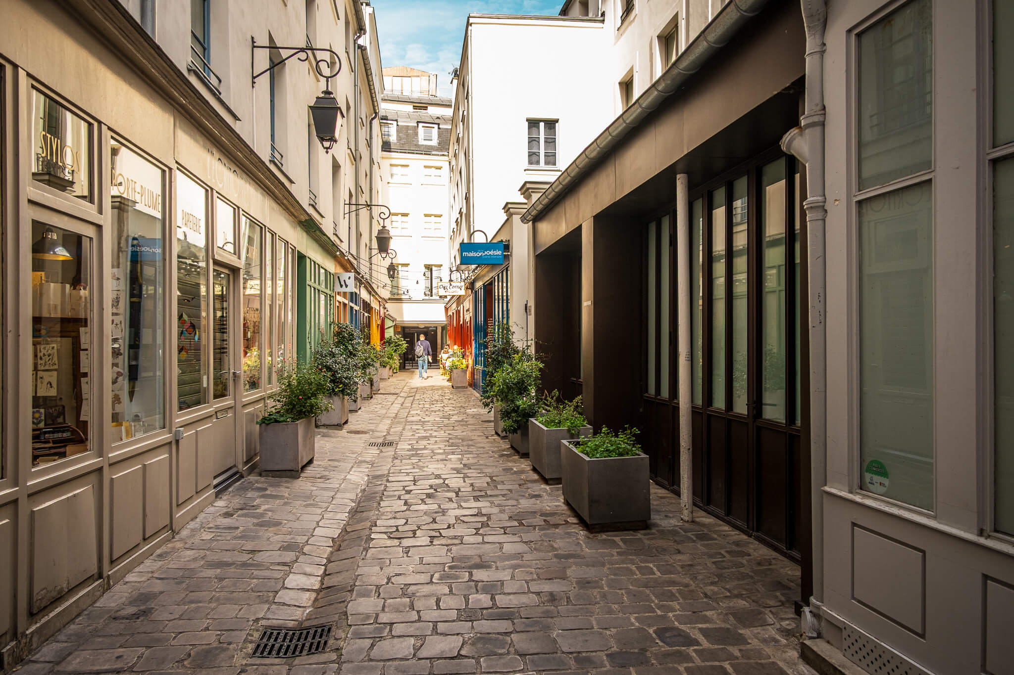 Passage Molière, a narrow cobblestone alley in the 3e arrondissement of Paris