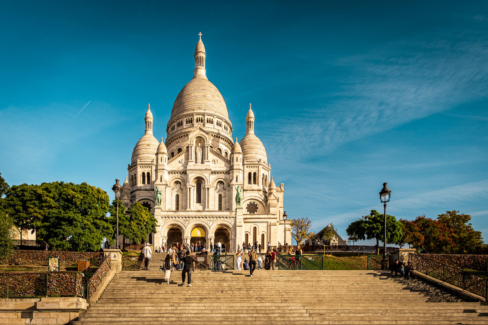 The front façade of Basilique du Sacré-Cœur de Montmartre